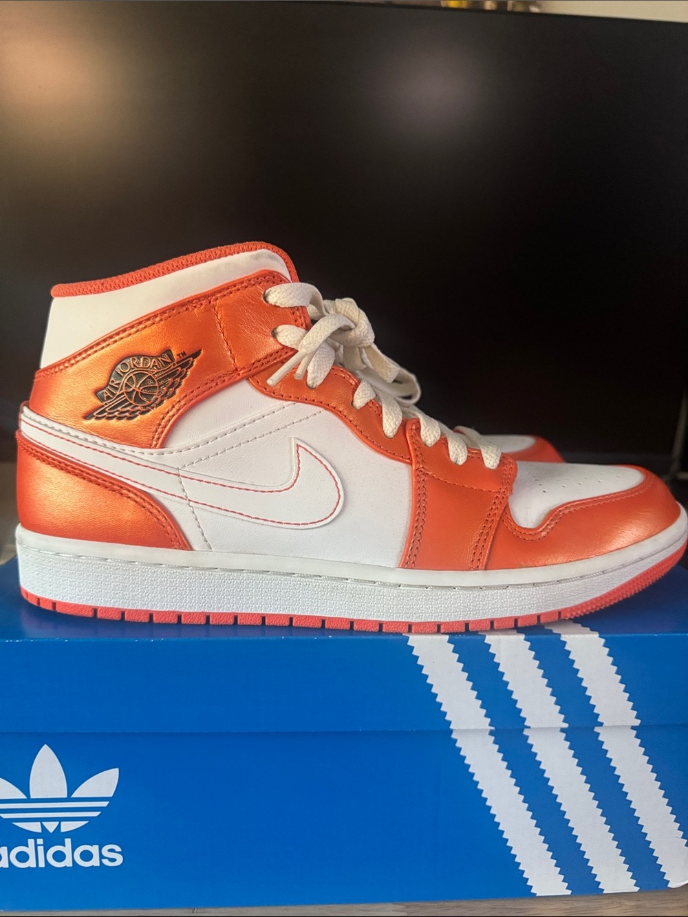 Jordan 1 mid metallic orange